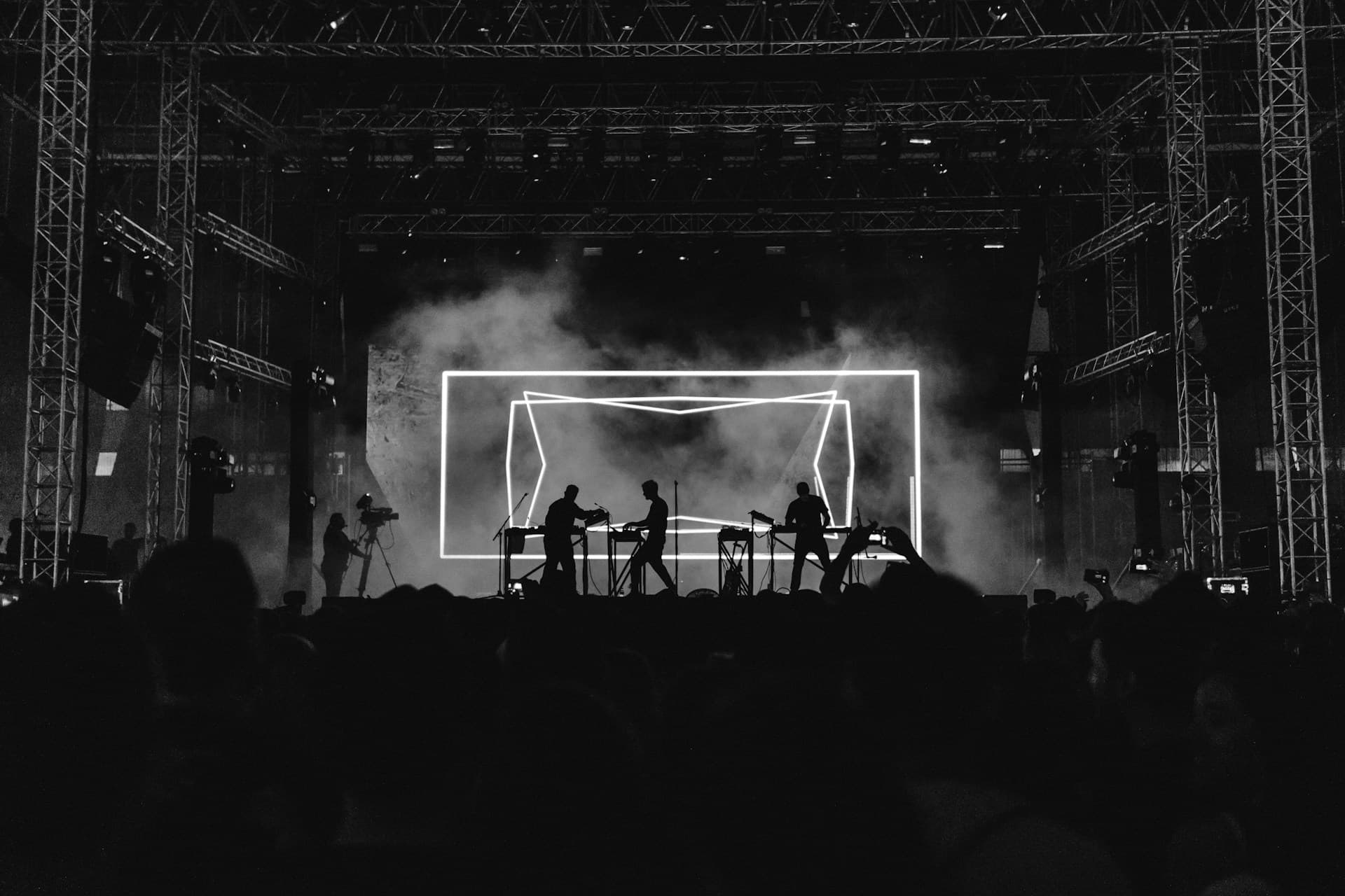 Festivalpubliek voor een podium in de nacht